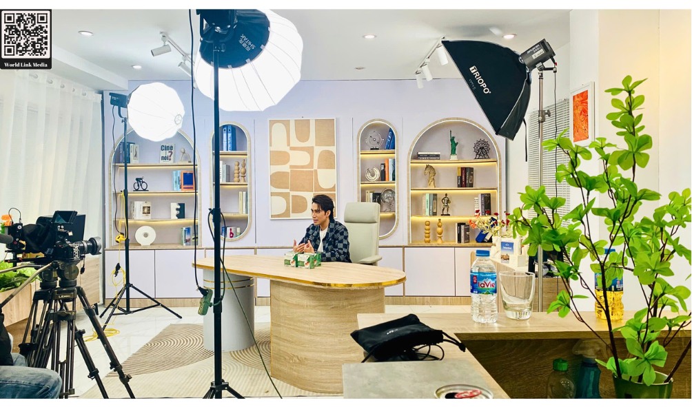 booking-dien-vien-viet-anh-dong-hanh-cung-nhan-hang